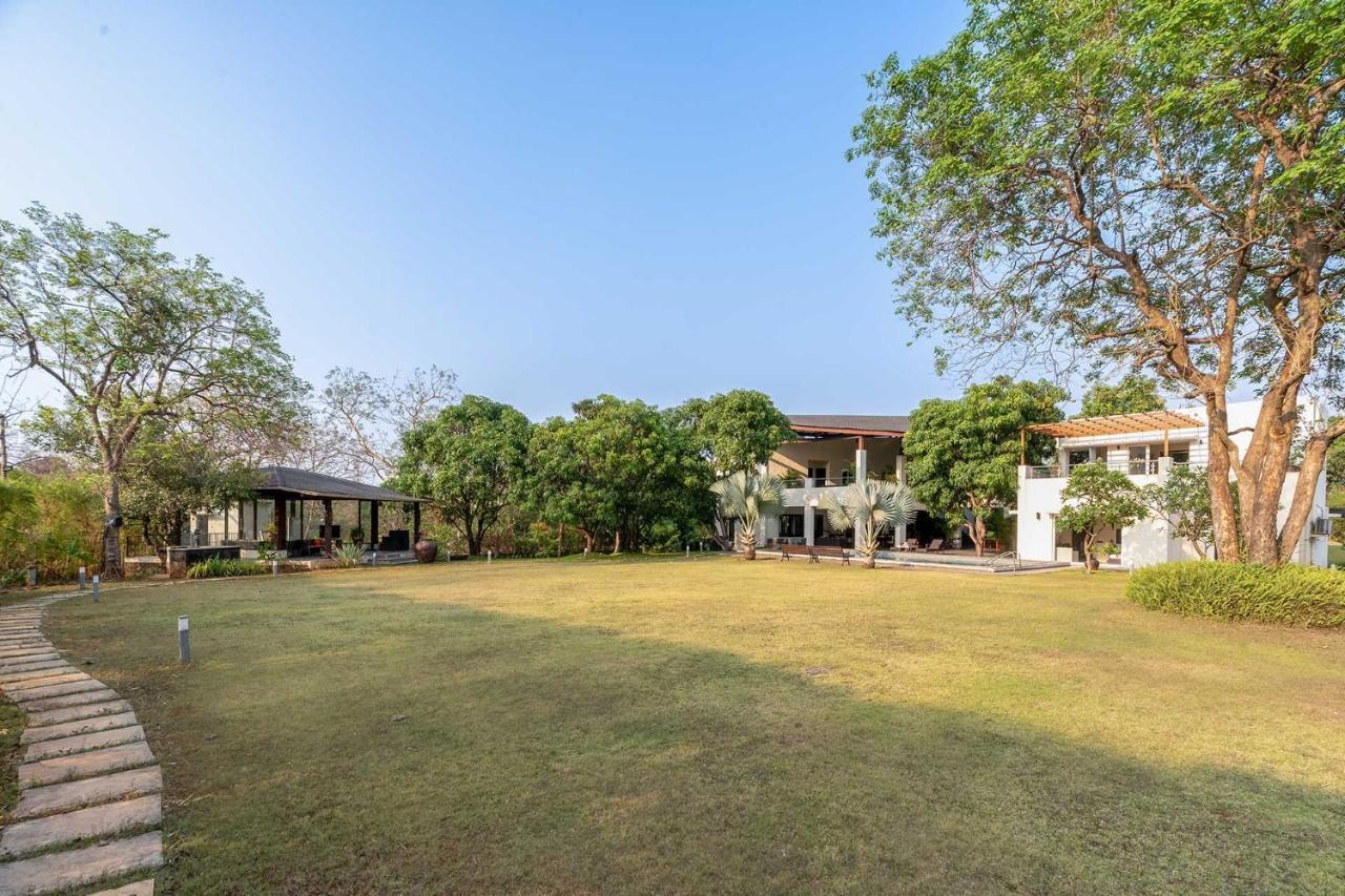 The Leaf By Stayvista - An Enchanting Escape Offering A Pool, Terrace, Lush Lawn, Contemporary Interiors, And Indoor Games Alībāg Exterior foto